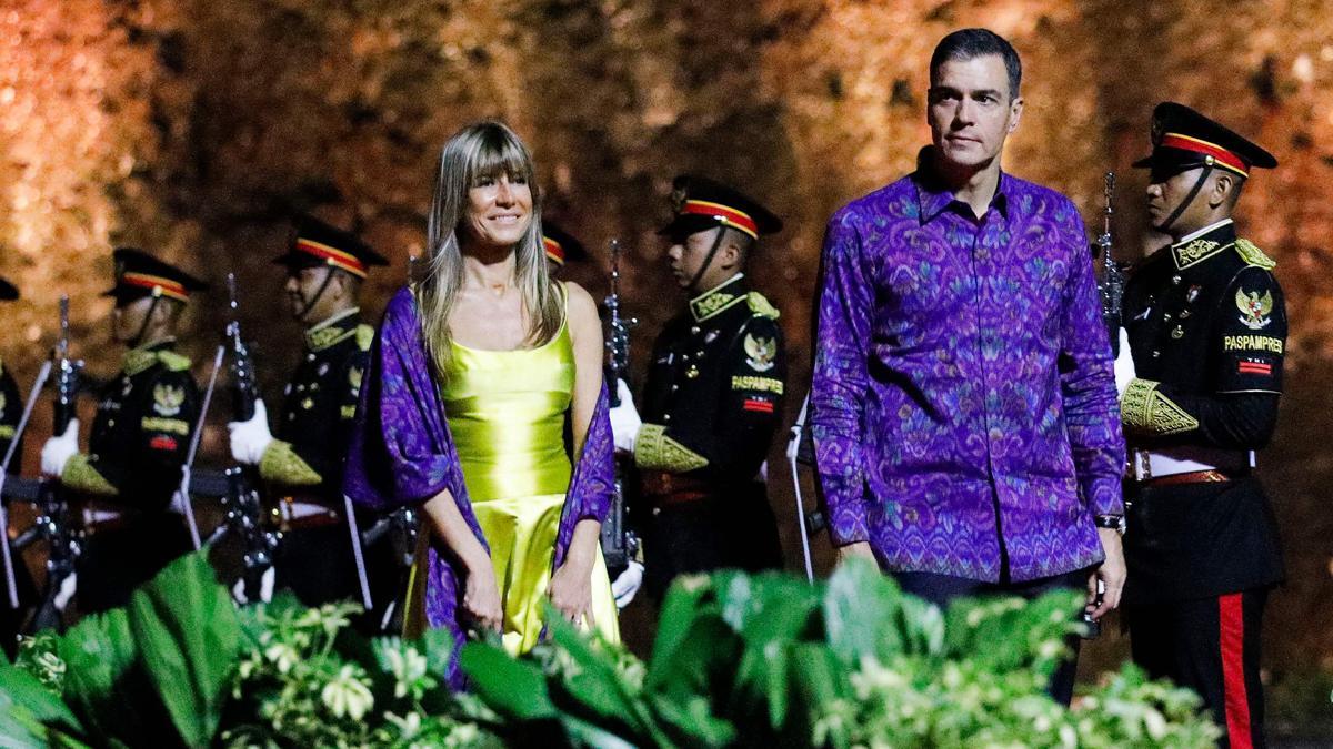 Pedro Sánchez y su esposa llegan a la cena de bienvenida del G20 en Bali
