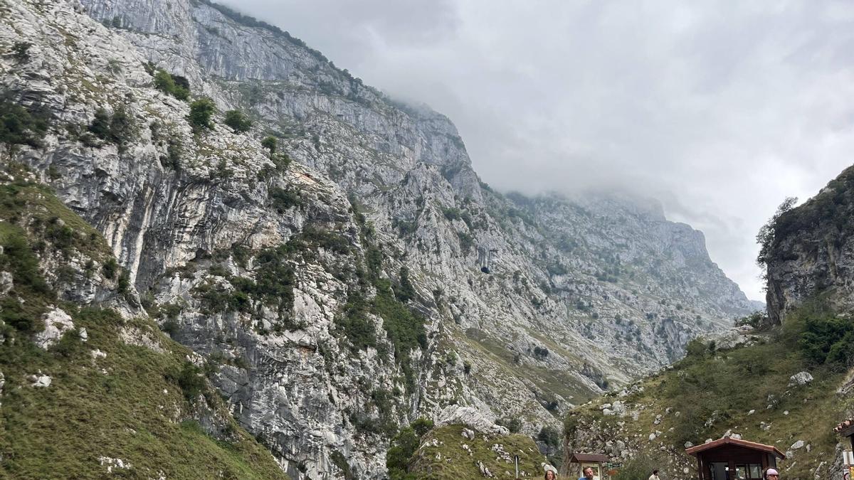 Reabre el recorrido de la Ruta del Cares tras la inspección del Principado por el derrumbe en el que dos montañeras resultaron heridas