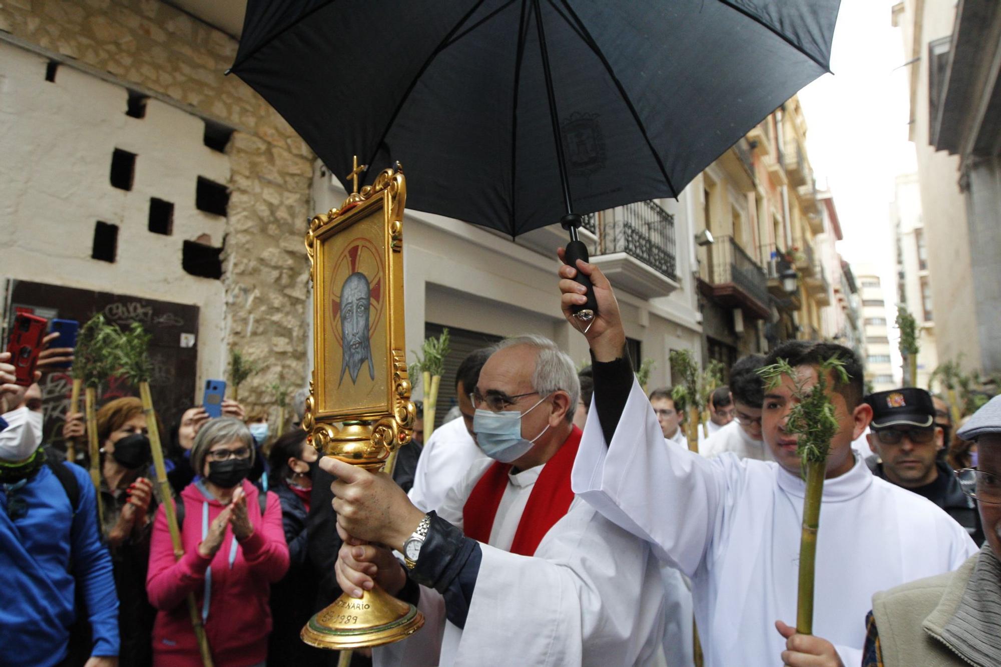 Miles de alicantinos acompañan a la Santa Faz en su peregrinación pese a la lluvia