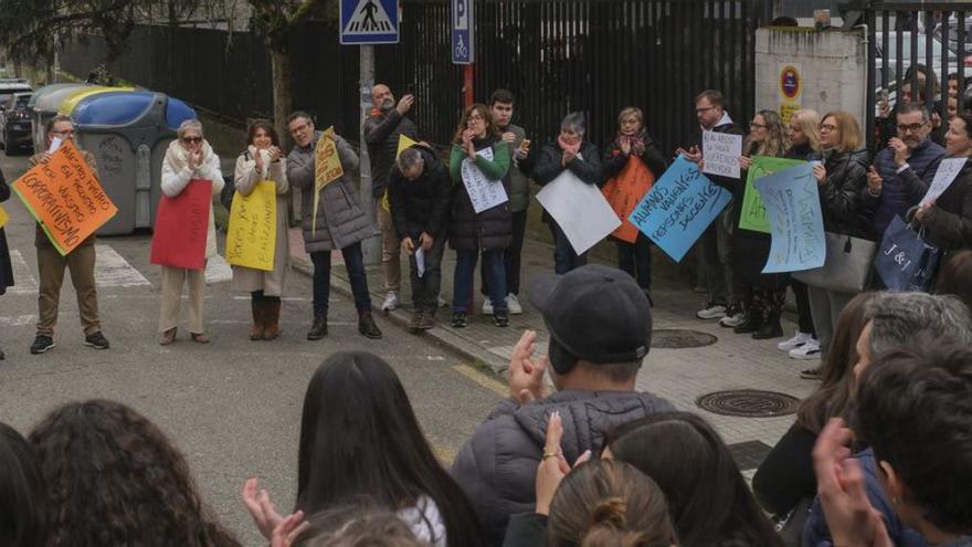 Concentración frente al IES As Lagoas, ayer. | Roi Cruz