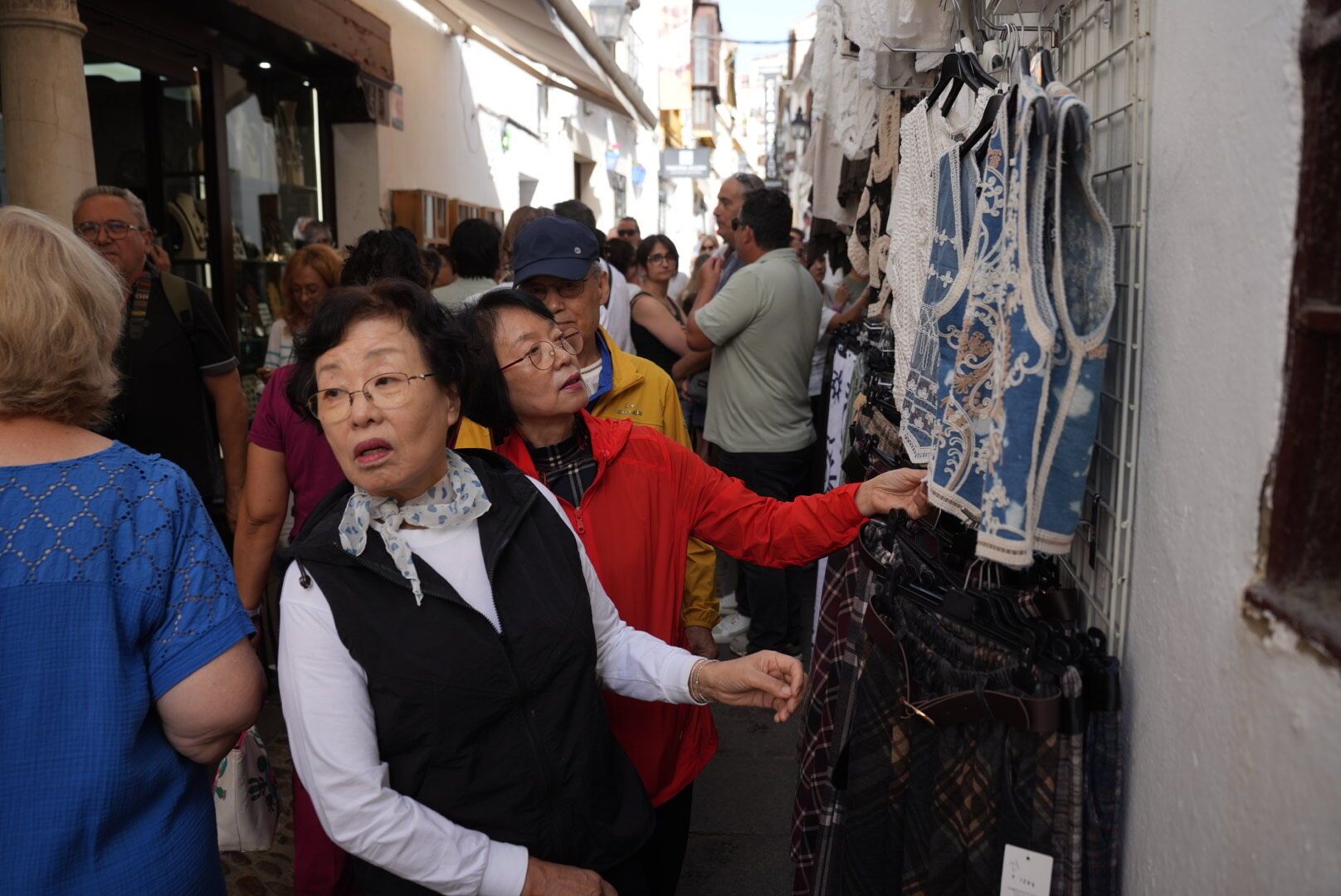 Turistas en la Judería en el fin de semana del puente del Pilar