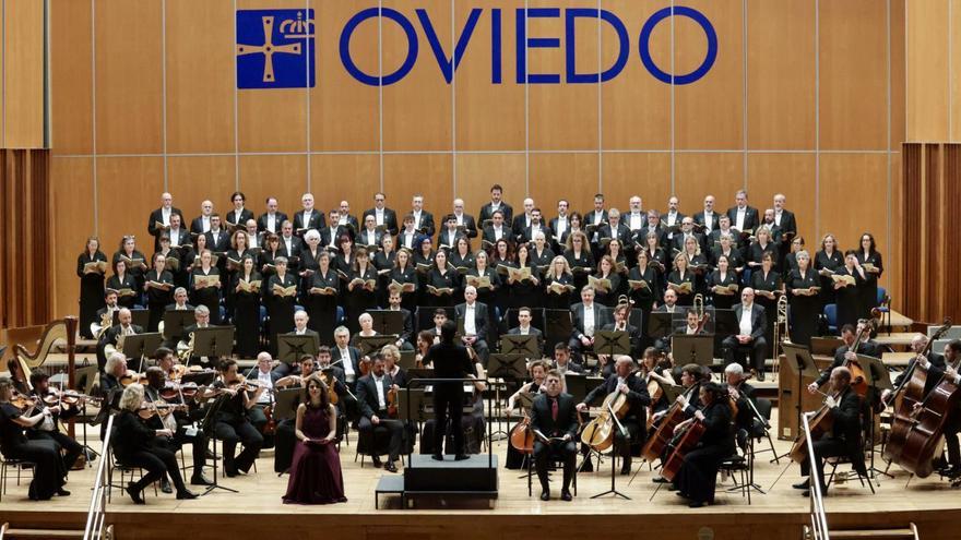 La Orquesta Sinfónica del Principado de Asturias, ayer, durante su concierto especial de Semana Santa en el Auditorio, acompañada por los dos solistas y el Coro de la Fundación Princesa de Asturias.