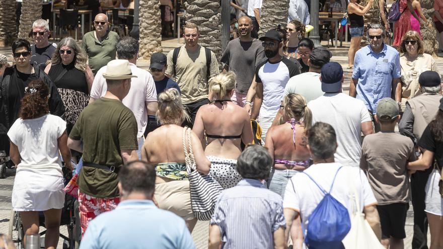 Alicante rechaza limitar el turismo: «Algunos intentan meter la turismofobia en la ciudad»