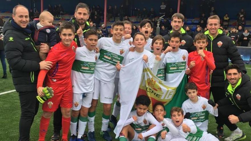 Los jugadores del Elche celebrando la victoria