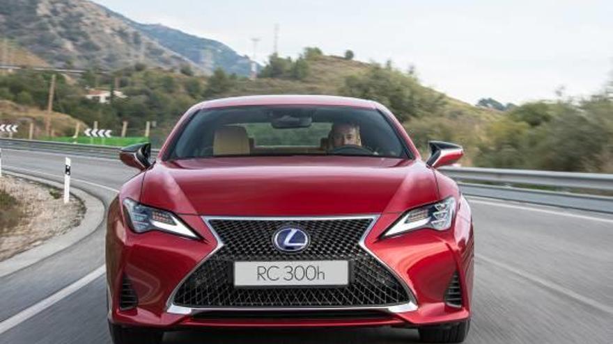 Parrilla delantera. El Lexus RC 300h cuenta con un nuevo frontal inspirado en el LC, el coupé insignia de la marca.