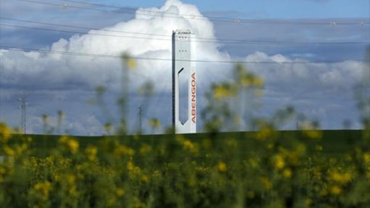 Torre de la planta de energía solar de Abengoa en Sanlúcar la Mayor (Sevlla).