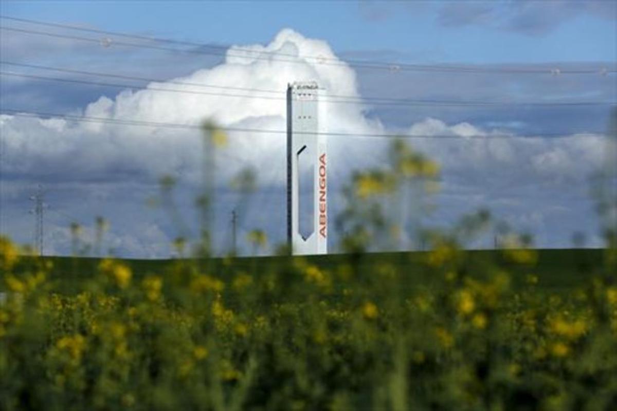 Torre de la planta de energía solar de Abengoa en Sanlúcar la Mayor (Sevlla).