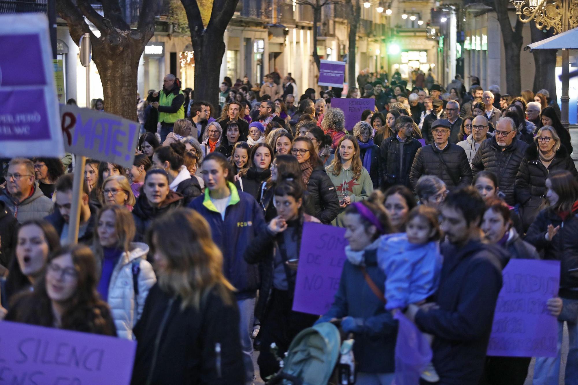 La manifestació feminista del 8-M a Girona en imatges