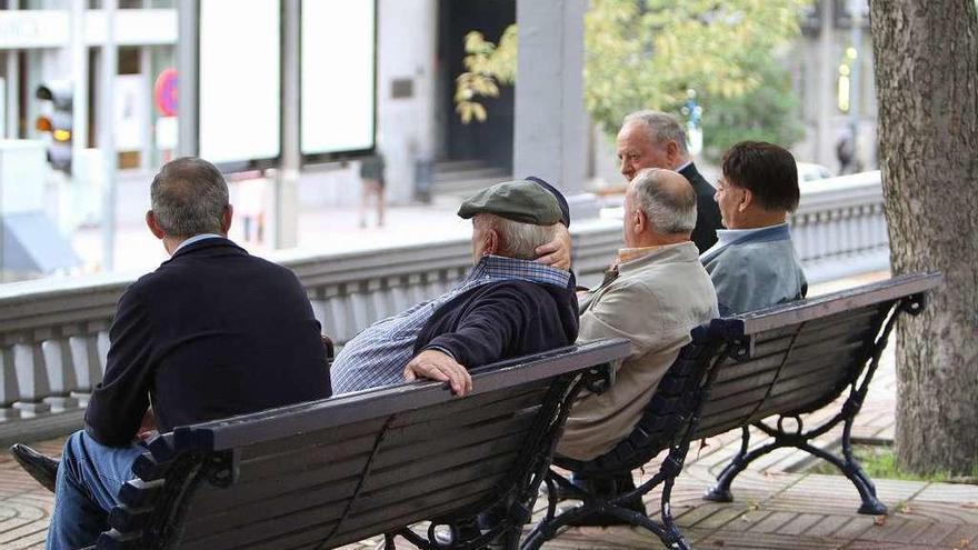 Un grupo de jubilados en un parque. // Iñaki Osorio