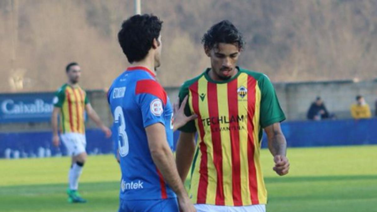 Etxeita, del Amorebieta, en el duelo frente al Castellón