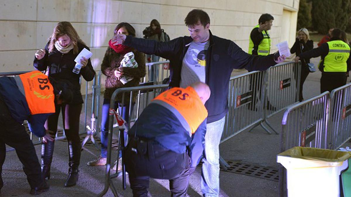 Mesures de seguretat al Camp Nou i el Palau Sant Jordi abans del partit del Barça i el concert de Madonna.