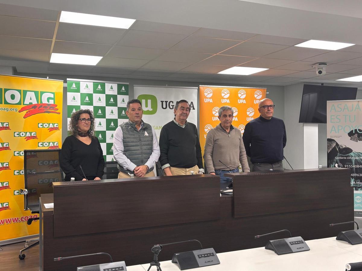 Rueda de prensa de las asociaciones agrícolas y ganaderas de la Comunidad de Madrid COAG, ASAJA, UGAMA y UPA para convocar una concetración en la Puerta del Sol contra el acuerdo UE-Mercosur.