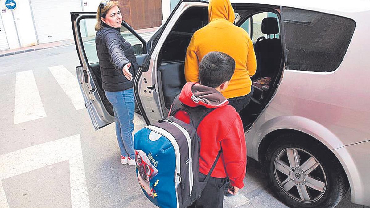 Rocío, entrando con sus hijos al coche para ir al colegio y al instituto.