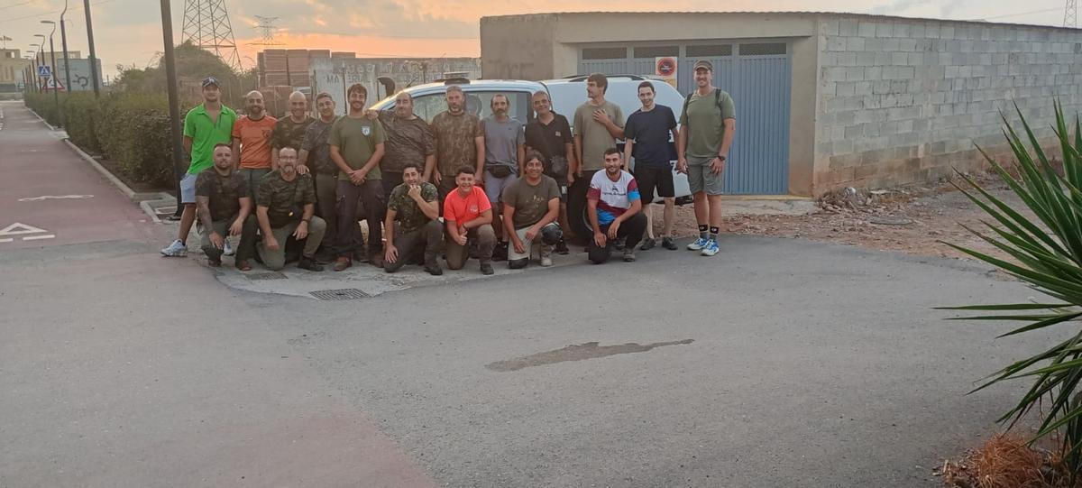 Miembros de los clubes de la Vilavella y Nules que han participado en la iniciativa, junto a Protección Civil.