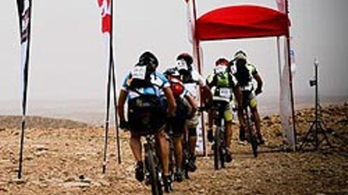 Participantes en la Titan Desert 2011 en pleno esfuerzo.