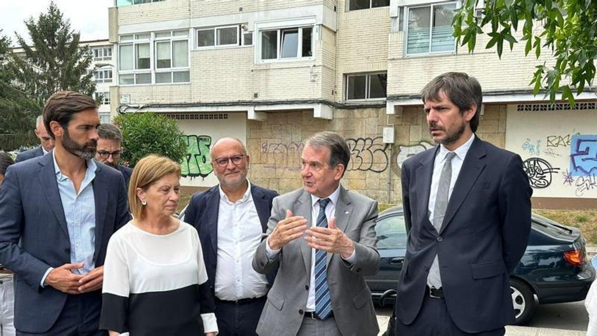 Caballero, con el ministro de Cultura Urtasun durante su última visita al terreno.