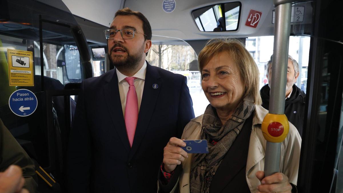 Viaje inaugural del HUSA Express en Avilés con Adrián Barbón, presidente del Gobierno y Mariví Monteserín, alcaldesa