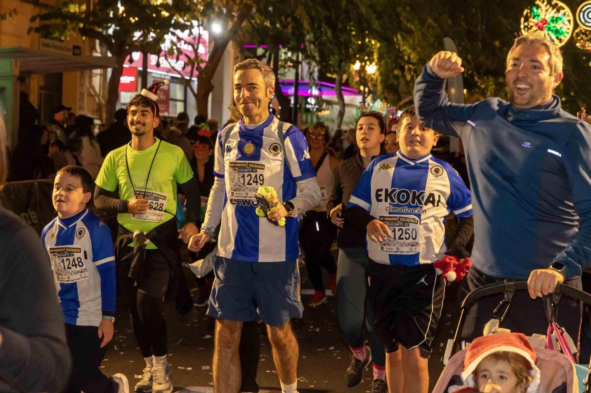 La San Silvestre de Alicante llena de colorido la ciudad