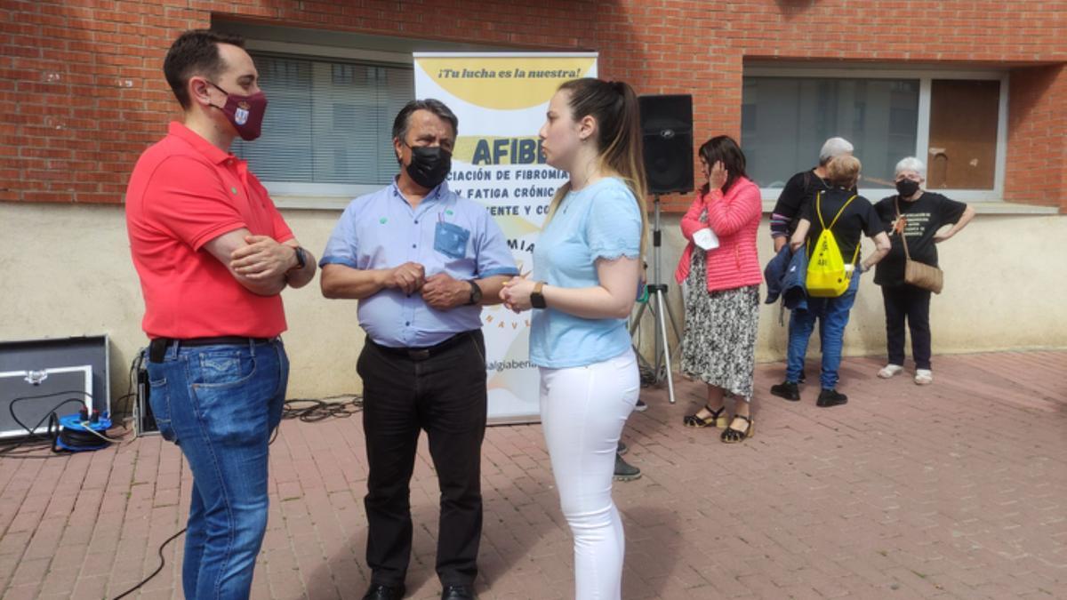 Representantes de AFIBE, con representantes municipales, a las puertas del edificio del Ferial. / E. P.