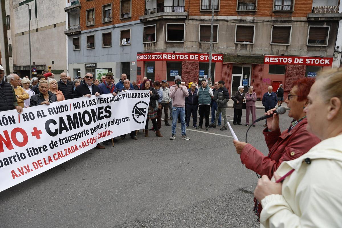 La protesta vecinal de La Calzada por los camiones en el barrio, en imágenes La protesta vecinal de La Calzada por los camiones en el barrio, en imágenes