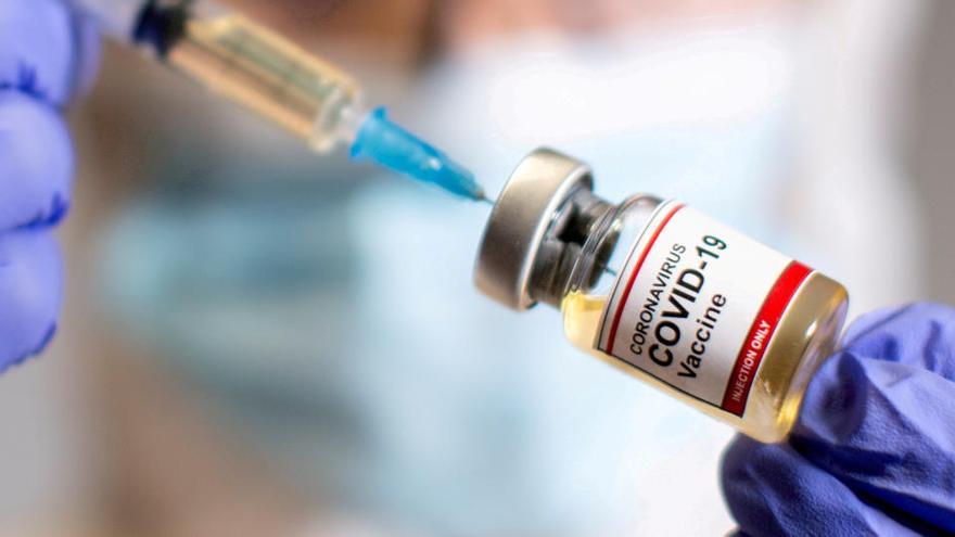 Un vial de una de las vacunas desarrolladas contra el coronavirus
