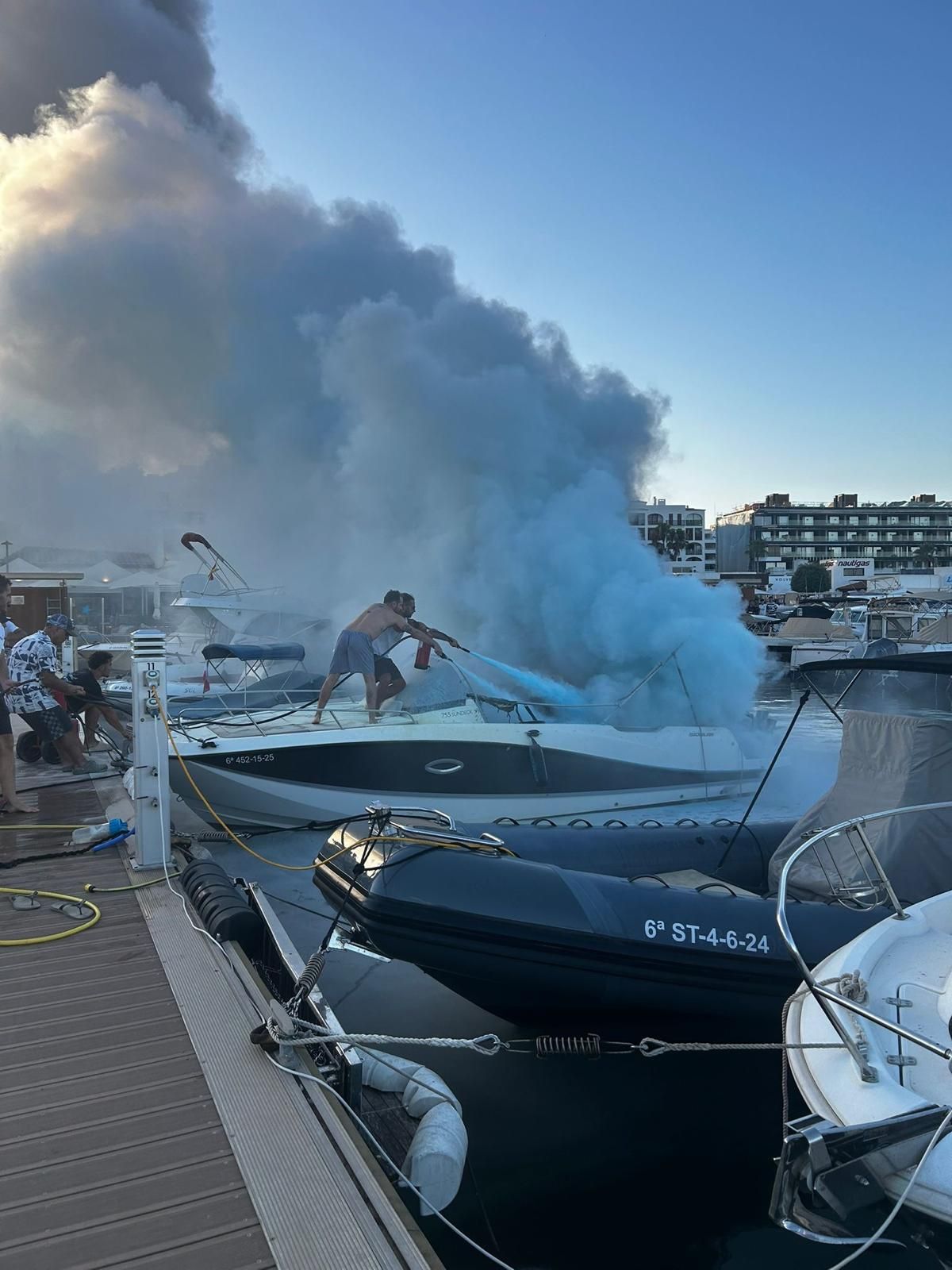 Arde una embarcación en el puerto de Santa Eulària