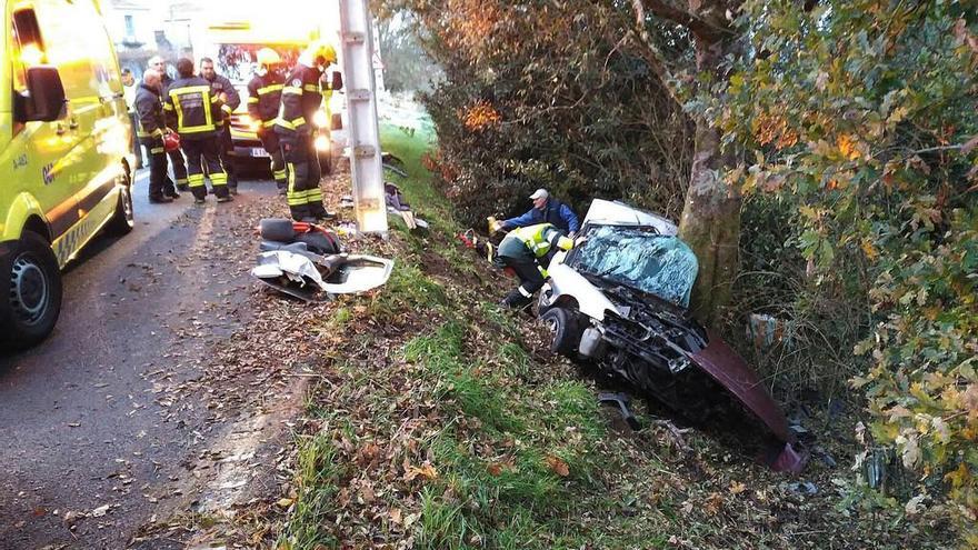 El vehículo del herido en Cenlle (Ourense), en la cuneta. // Fdv