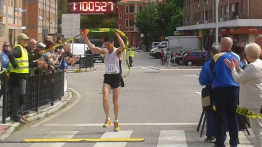 José Manuel Pérez, entrando vencedor en San Martín de Teverga.