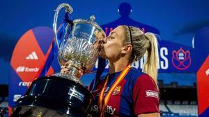 Alexia Putellas levantando la Copa de la Reina conseguida en Zaragoza este sábado