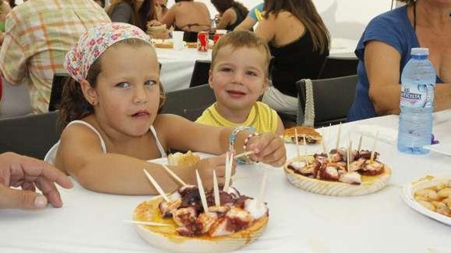 Unos niños en la Festa do Polbo de Bueu del año pasado.  // C.G.