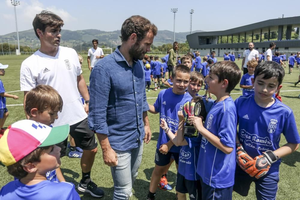 Visita de Mata al campus del Real Oviedo