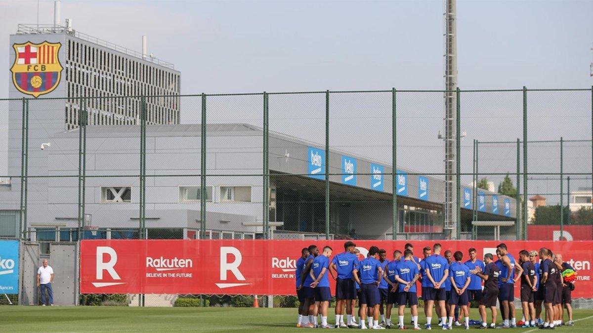 La plantilla y el cuerpo técnico del FC Barcelona en el entrenamiento de este lunes en la Ciudad Deportiva Joan Gamper
