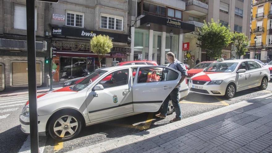 Taxis aparcados en la parada de la calle Ecuador. // FDV