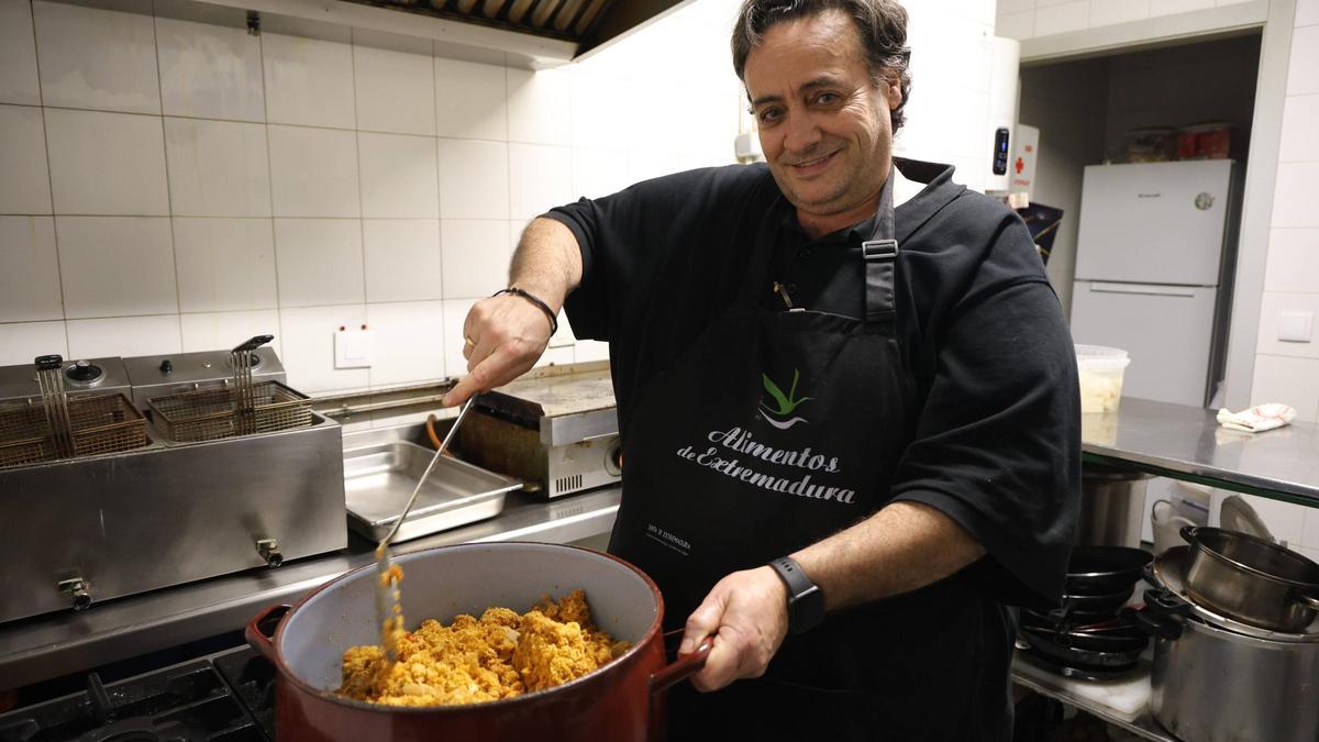 Fotogalería | Así fueron las migas solidarias en el bar Catovi de El Junquillo