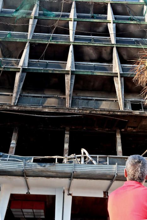 El esqueleto del viejo hotel Selomar, en primera línea de playa de Levante