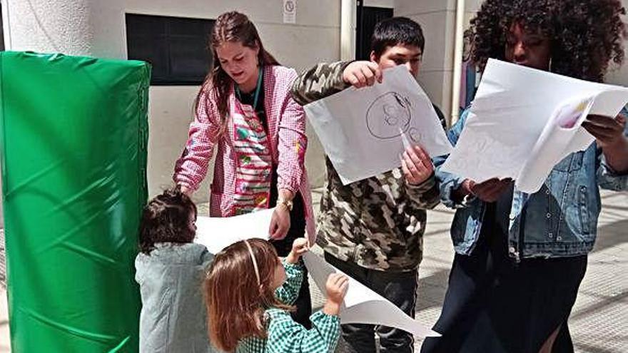 Los alumnos muestran a la artista y activista afrodescendiente los dibujos inspirados en su obra.