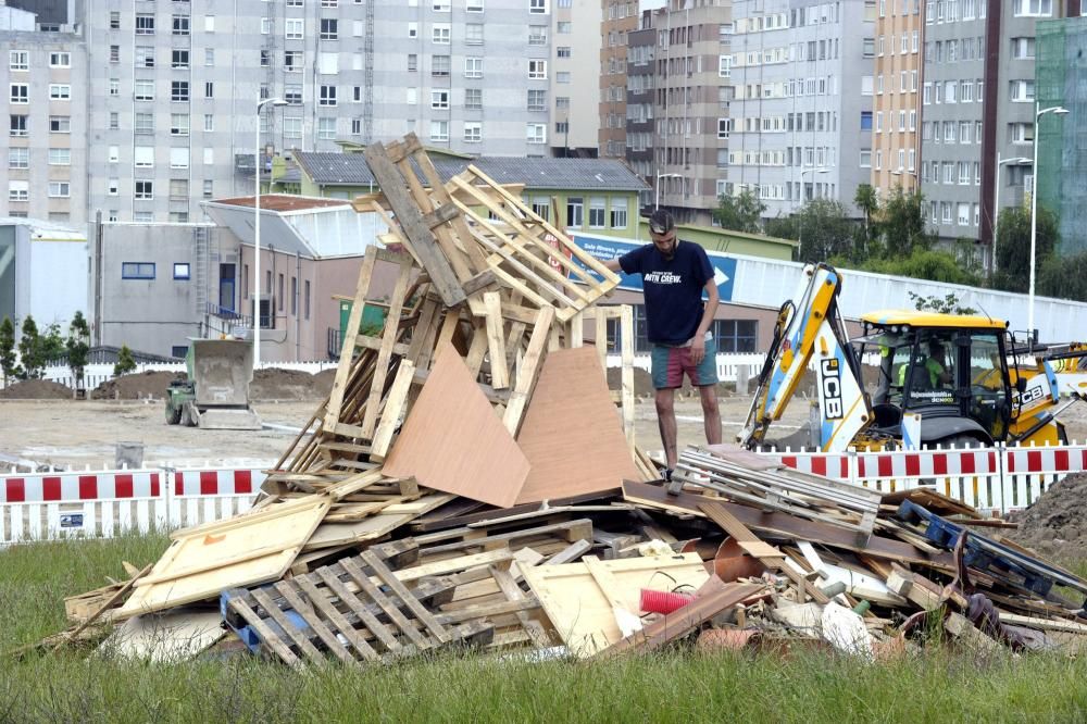 Los barrios del Agra do Orzan y Os Mariñeiros ultiman los detalles para la celebración de este San Juan 2016 en A Coruña. El Concello recibe 500 peticiones de hogueras, más del doble que el año pasado.