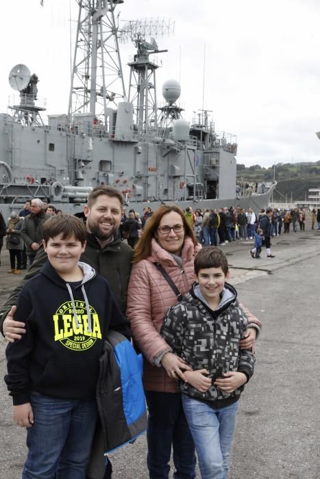 Largas colas en El Musel para visitar el "Cantabria" y la fragata "Reina Sofía"