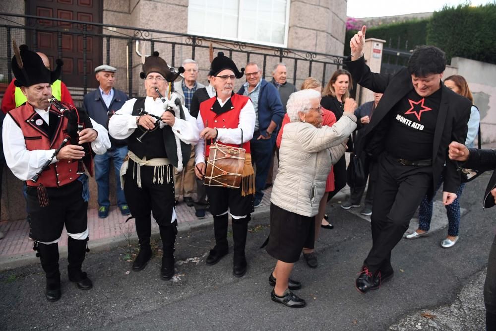 Xurxo Souto leyó unas palabras sobre el homenajeado y Los Satélites, que este año celebran su 80º aniversario, amenizaron la jornada tocando algunas de las canciones más recordadas del artista.