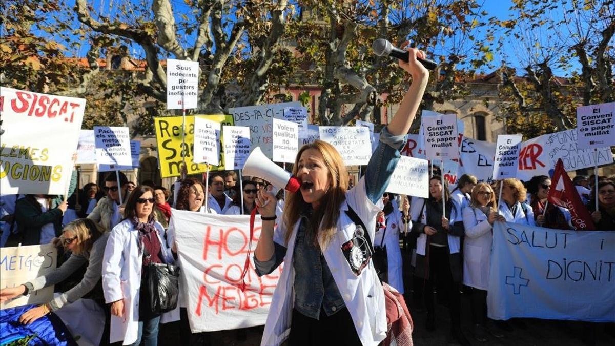 Protesta de médicos ante el Parlament, en el tercer día de huelga