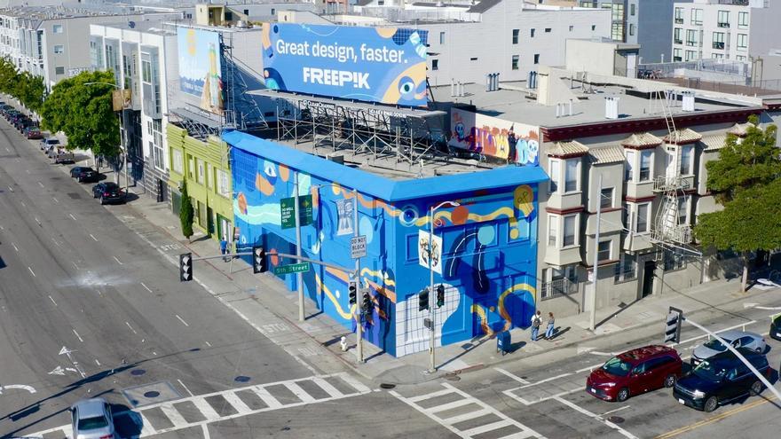 La malagueña Freepik deja su tarjeta de presentación en San Francisco con un edificio que luce su azul corporativo