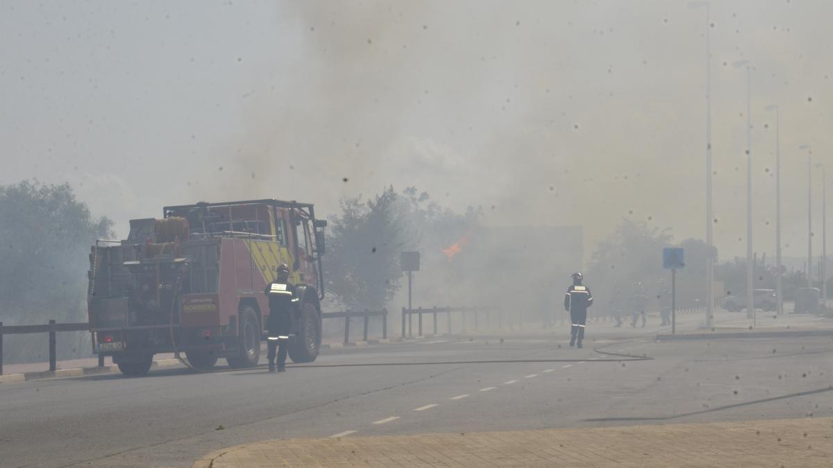 Bomberos de Nules en el incendio de este jueves en Moncofa.