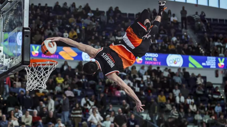 VÍDEO: Los "Barjots Dunkers" aterrizan en Oviedo con el espectáculo de baloncesto freestyle