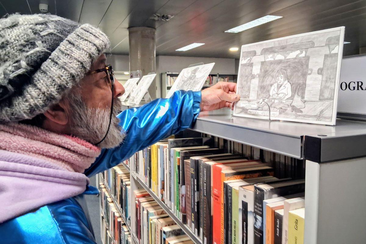 Nicolás Popescu, testimoni de superació del sensellarisme. mostra un dels dibuixos que s'exposen a la biblioteca.