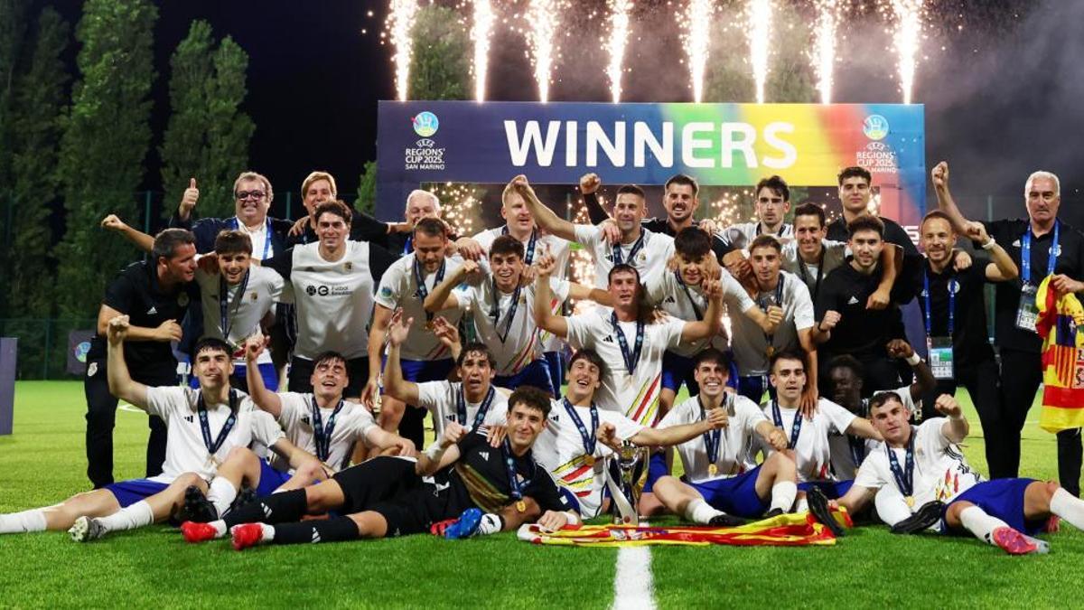 La Selección Aragonesa celebra la victoria en el torneo europeo de la Copa de Regiones.