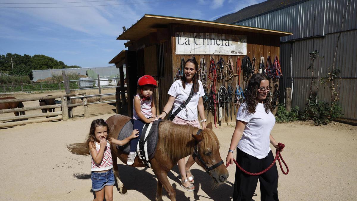 La Martina amb sindrome de leigh fa equinoterapia amb un poni