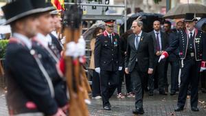 Suena el himno de España durante la ofrenda floral, de Quim Torra, en el monumento de Rafael Casanova.