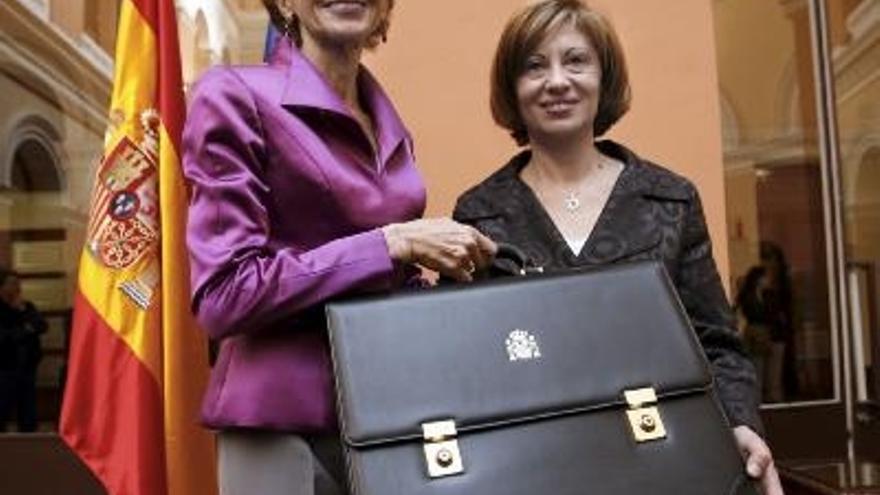 La nueva ministra de Medio Ambiente, Medio Rural y Marino, Elena Espinosa, junto a la vicepresidenta primera del Gobierno, María Teresa Fernández de la Vega, durante el acto de toma de posesión de su cargo celebrado hoy en el Ministerio de Medio Ambiente.