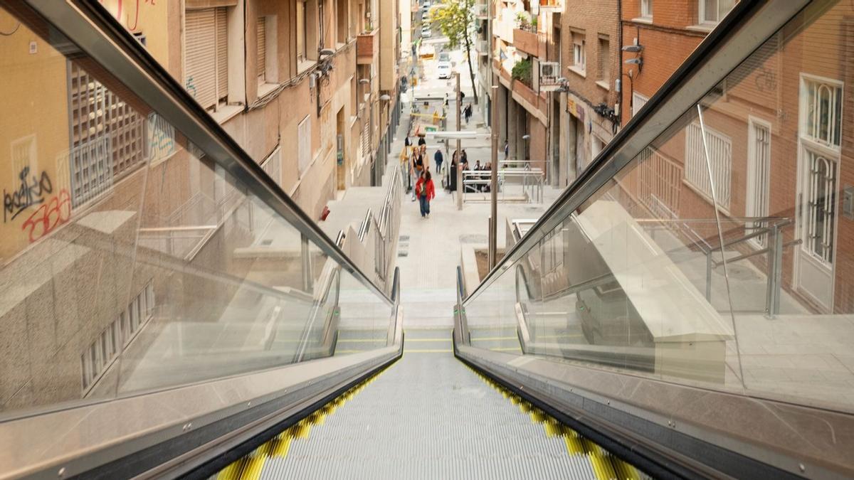 Detall de les escales mecàniques de la Baixada de la Glòria, al barri de Vallcarca i els Penitents