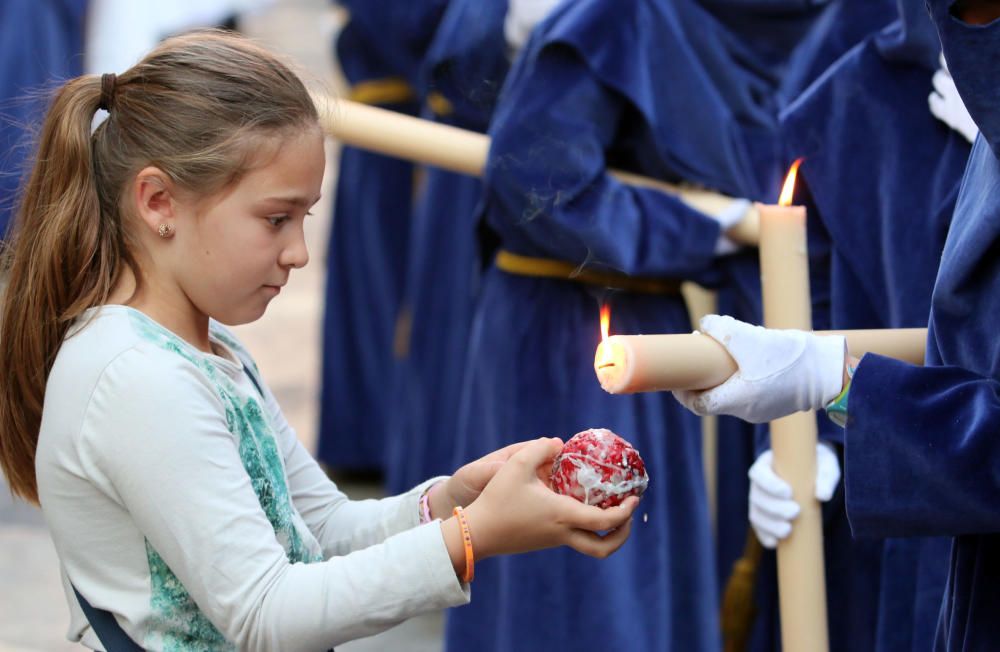 Pocas imágenes hay más icónicas de lo que es la Semana Santa que la de una niña pidiendo cera a un nazareno.